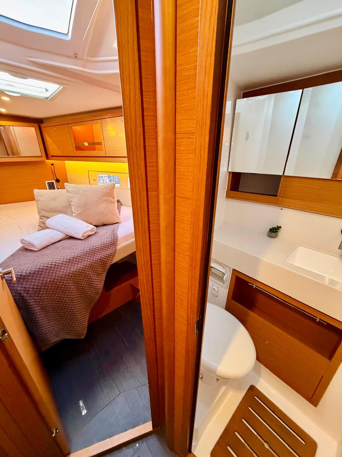 Sailing yacht 