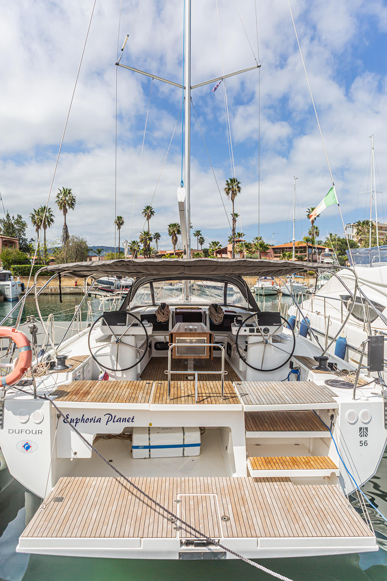 Sailing yacht 