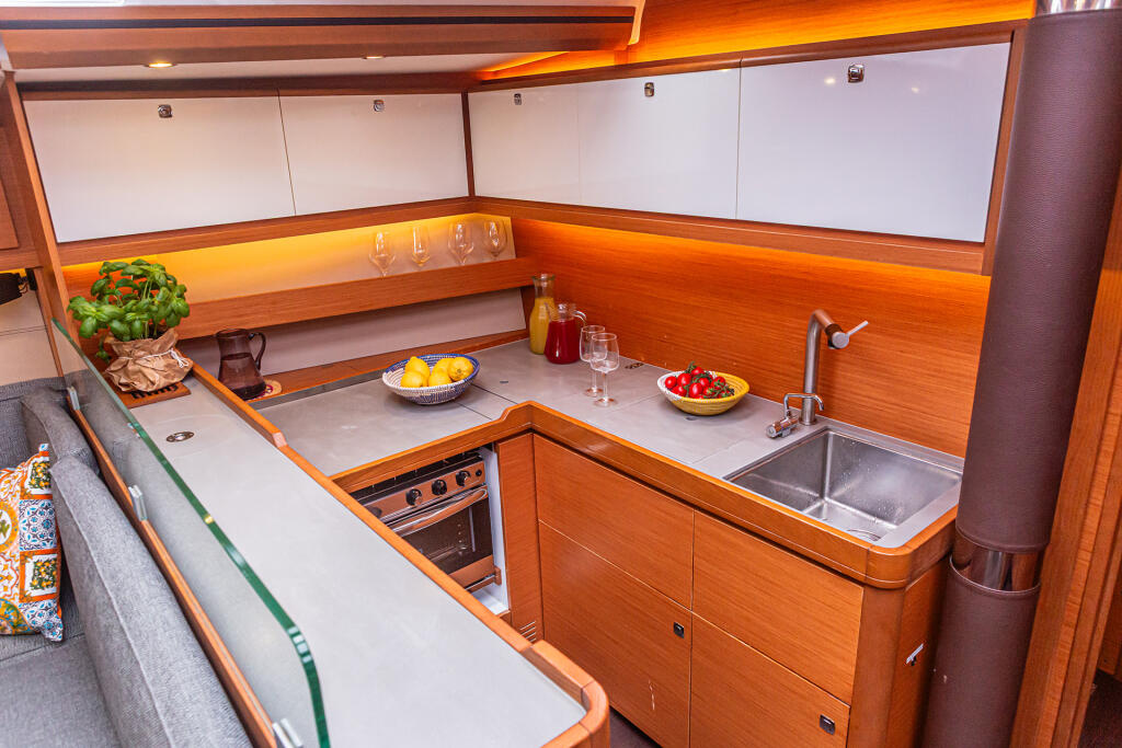 Sailing yacht 