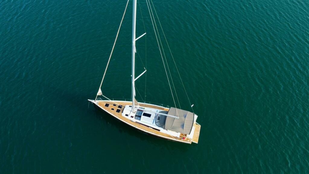 Sailing yacht 