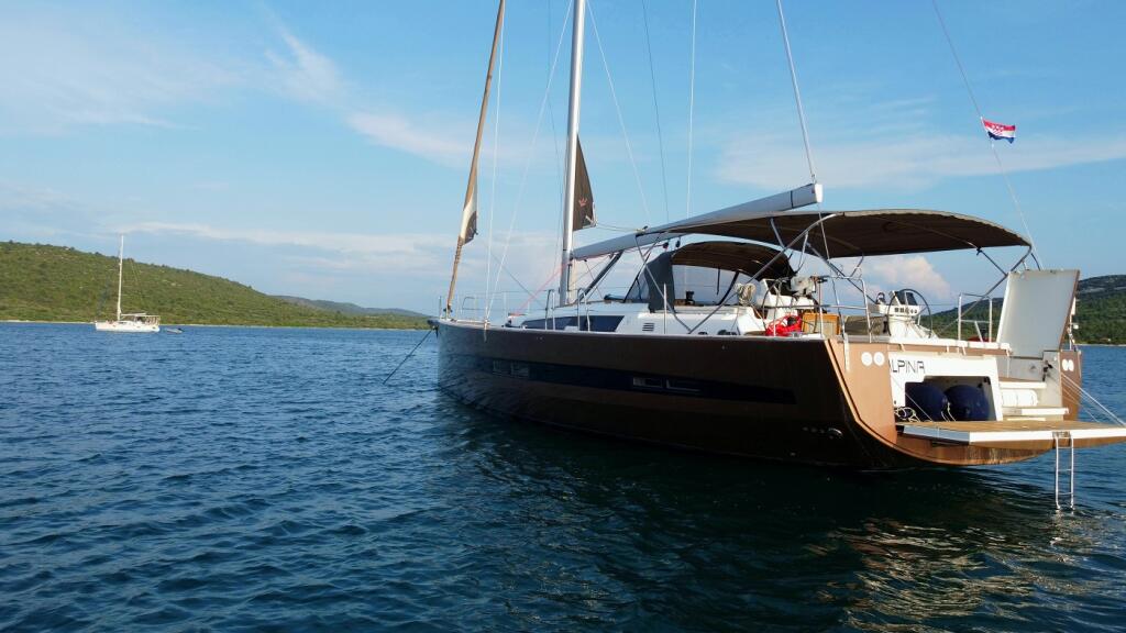Sailing yacht 