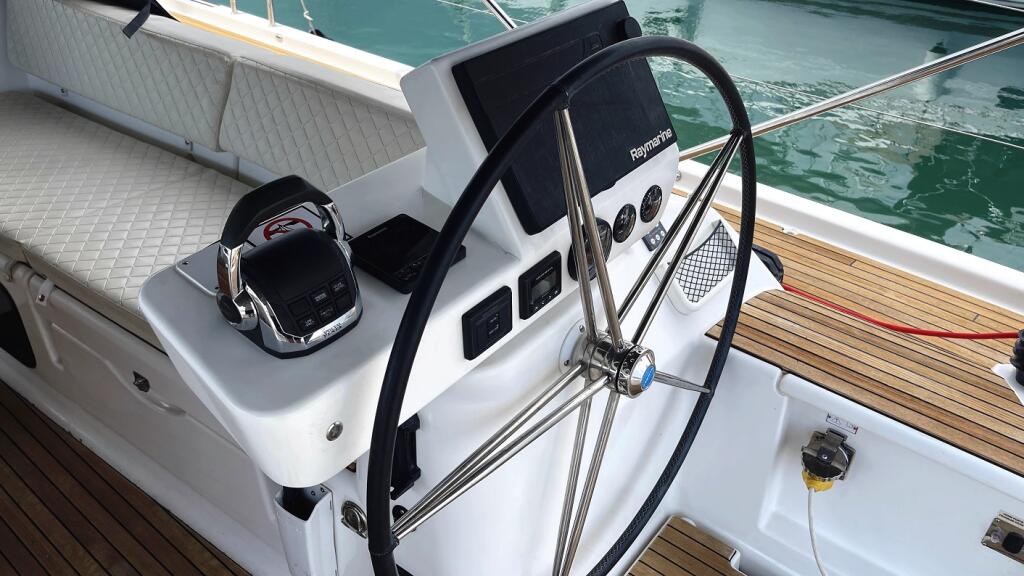 Sailing yacht 