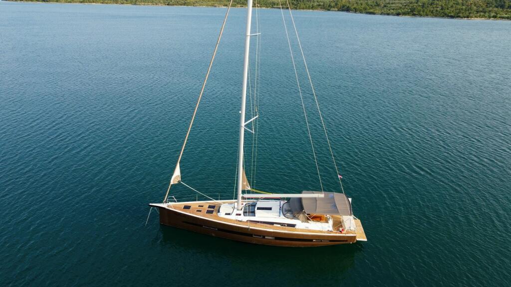 Sailing yacht 