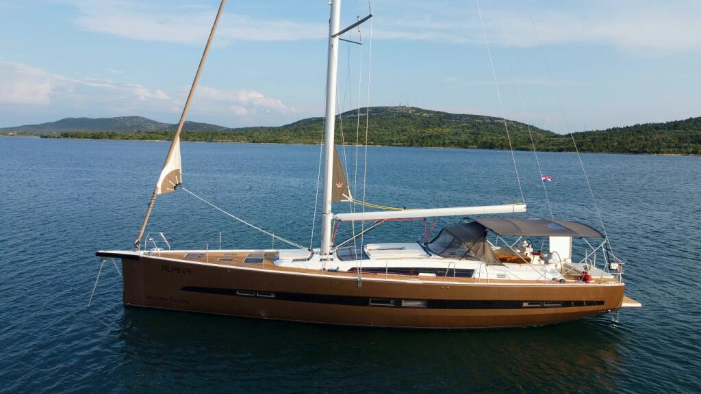 Sailing yacht 