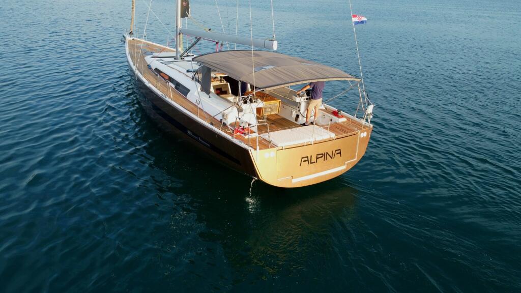 Sailing yacht 