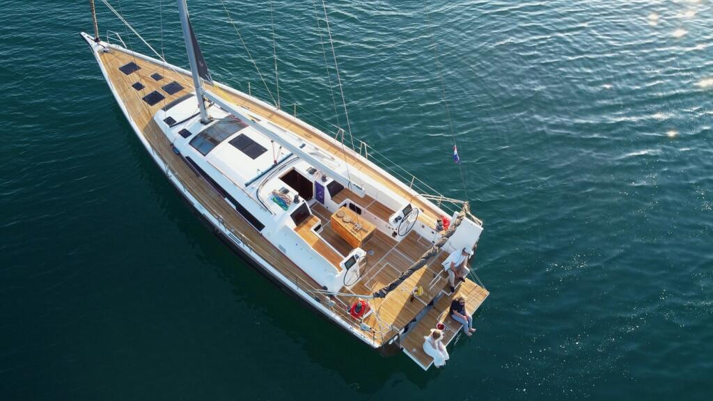Sailing yacht 