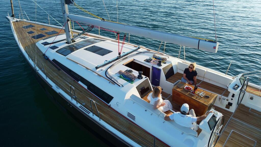 Sailing yacht 