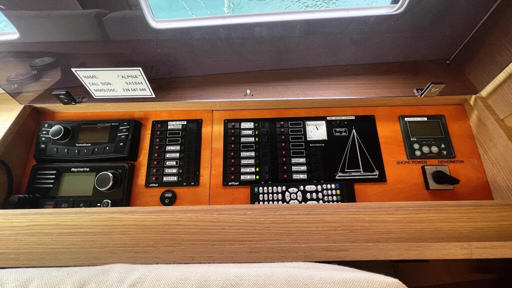 Sailing yacht 