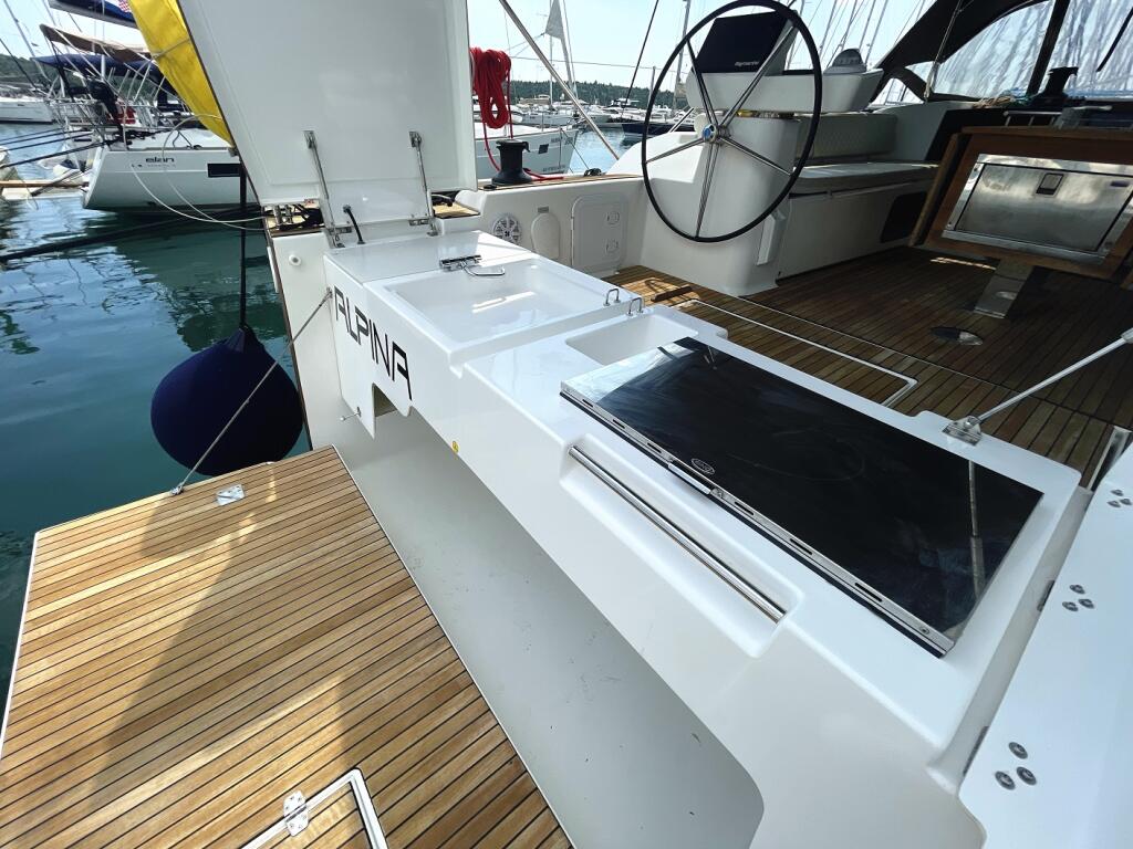 Sailing yacht 