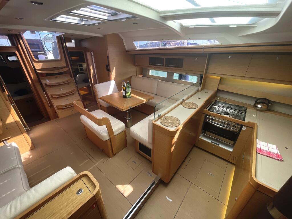 Sailing yacht 