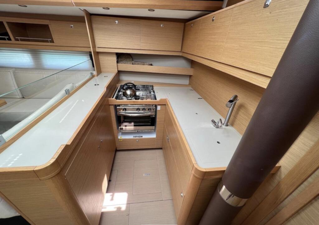 Sailing yacht 