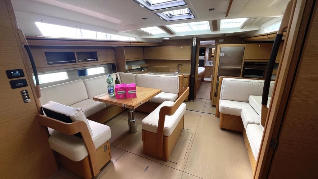 Sailing yacht 