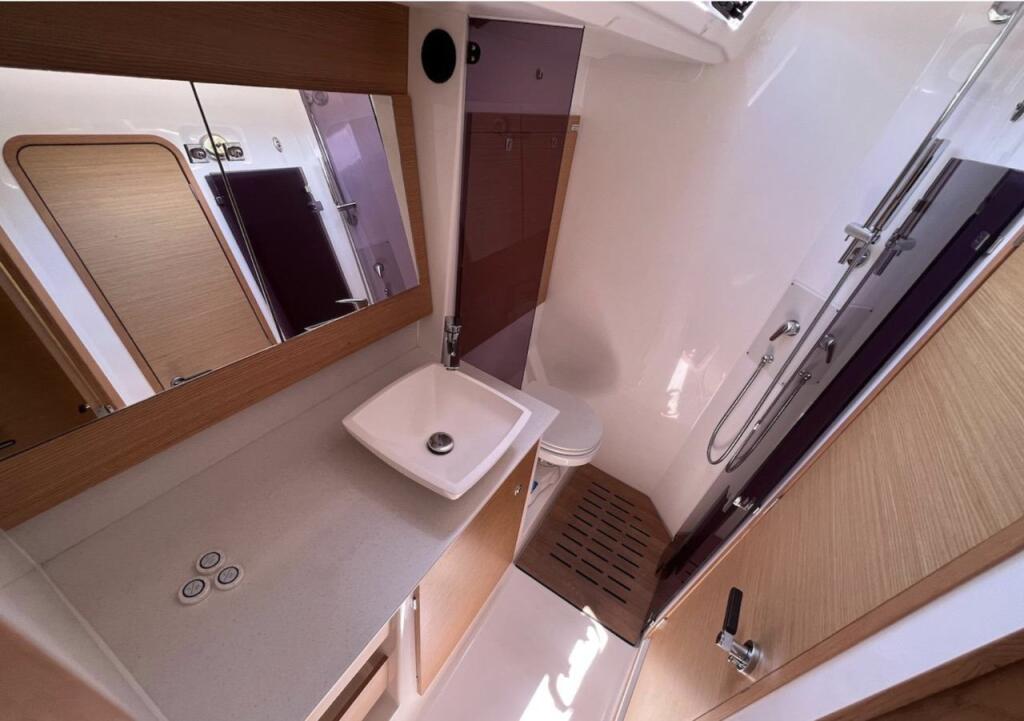 Sailing yacht 