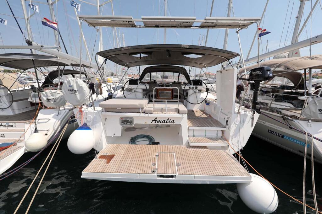 Sailing yacht 