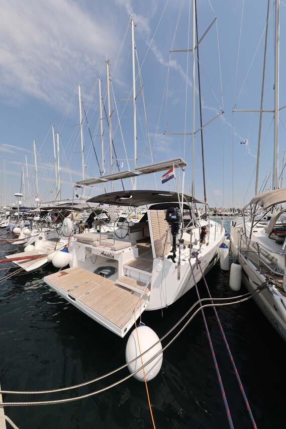 Sailing yacht 