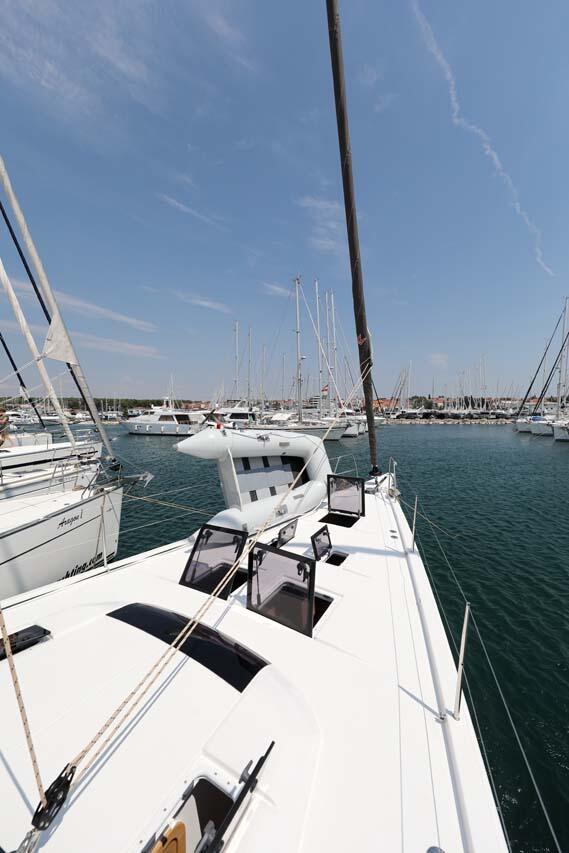 Sailing yacht 