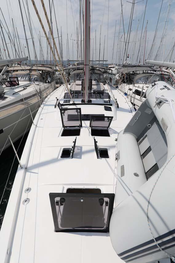 Sailing yacht 