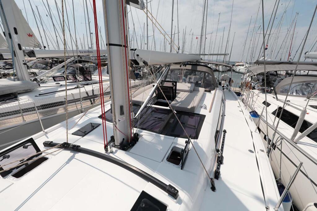 Sailing yacht 