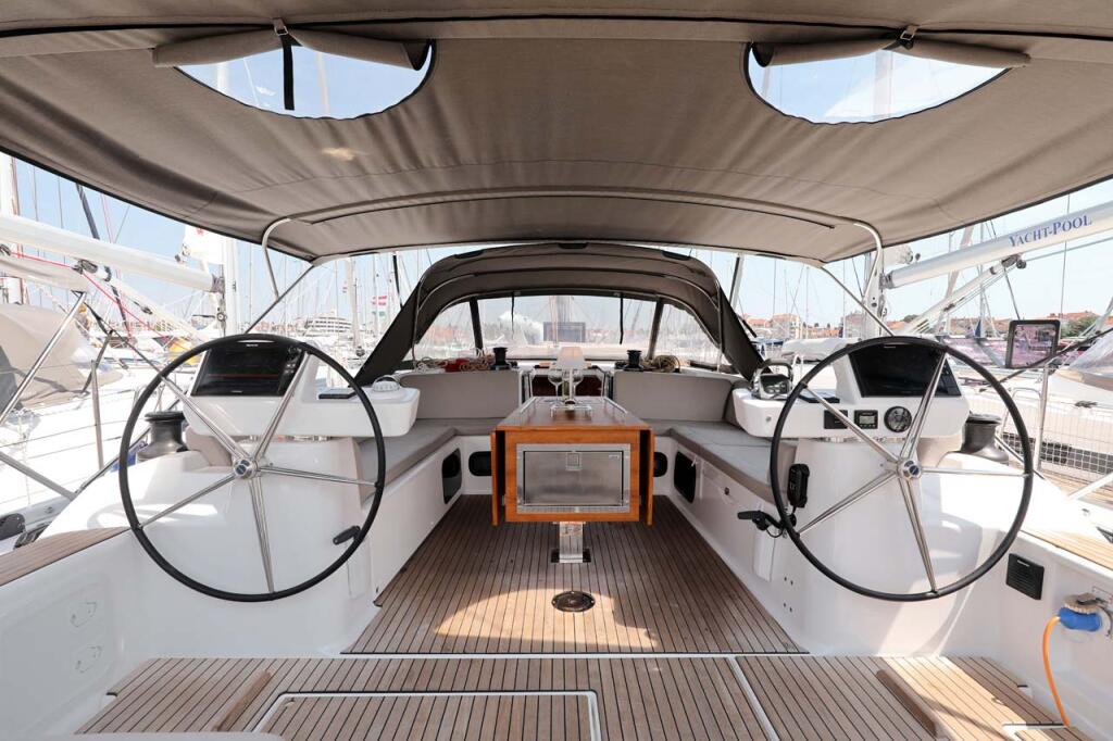 Sailing yacht 