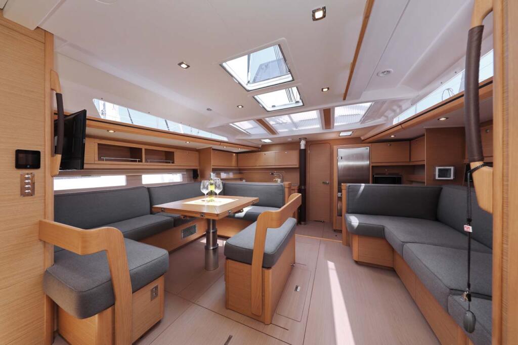 Sailing yacht 
