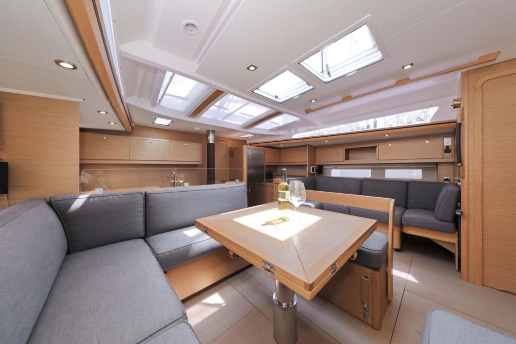 Sailing yacht 