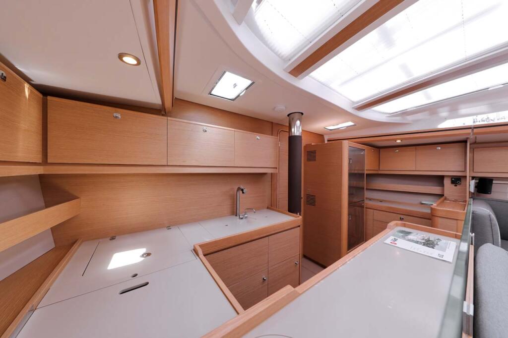 Sailing yacht 