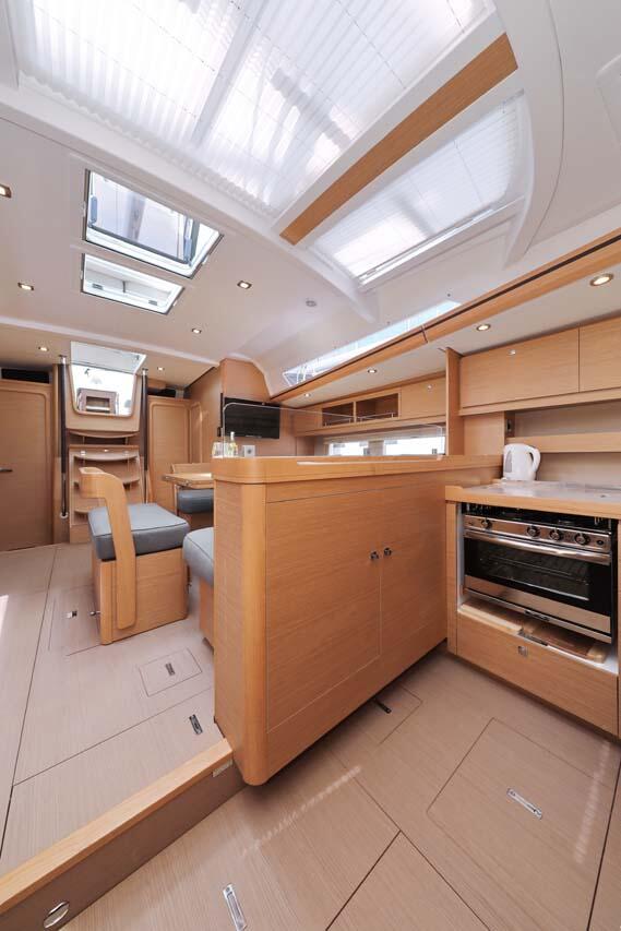 Sailing yacht 