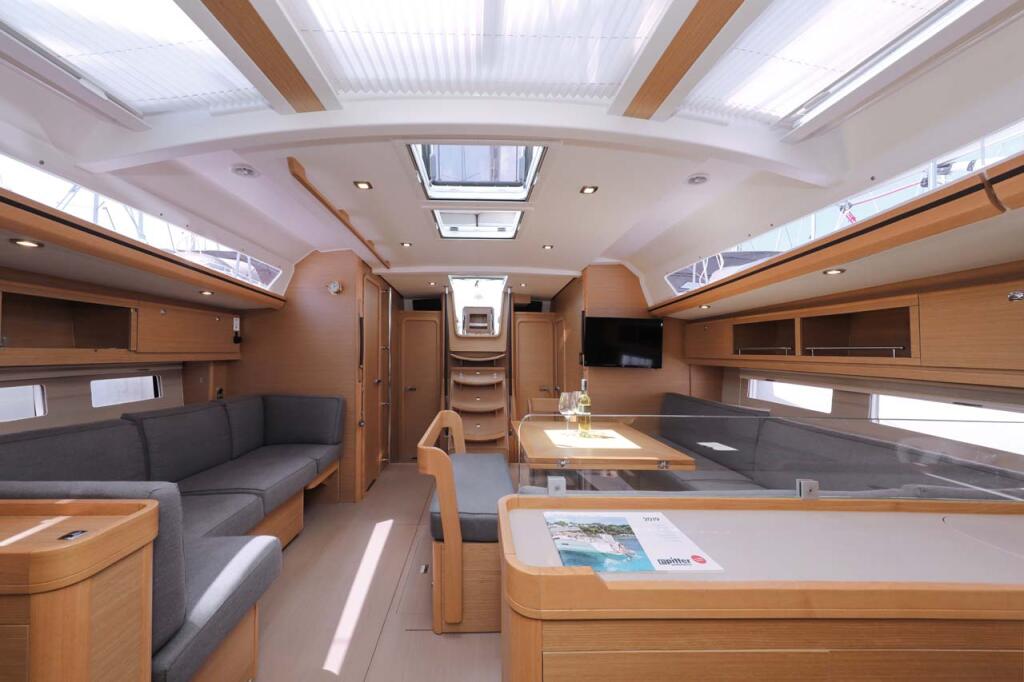 Sailing yacht 