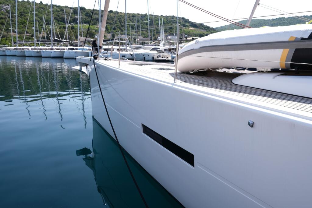 Sailing yacht 