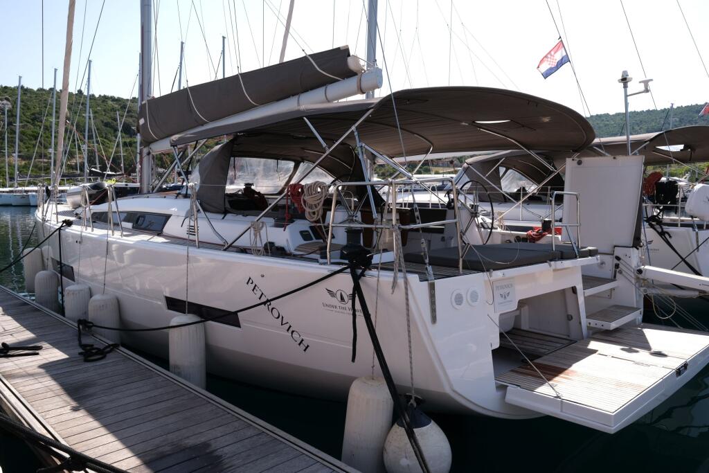 Sailing yacht 