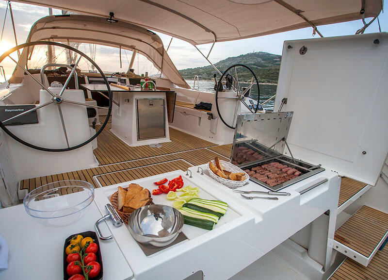 Sailing yacht 