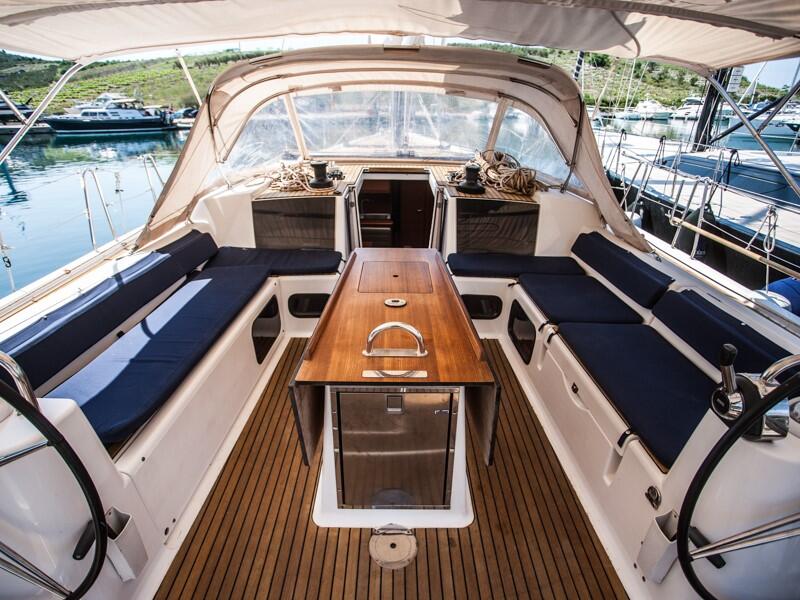 Sailing yacht 