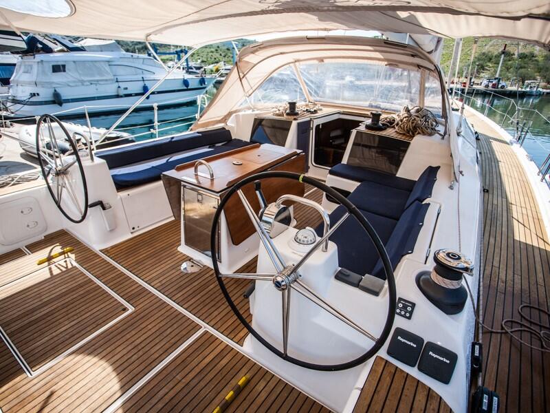 Sailing yacht 