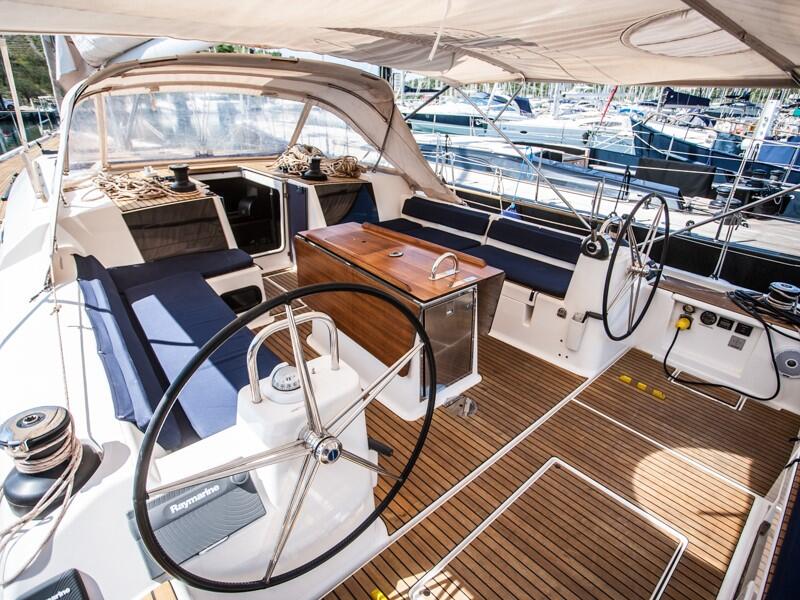 Sailing yacht 