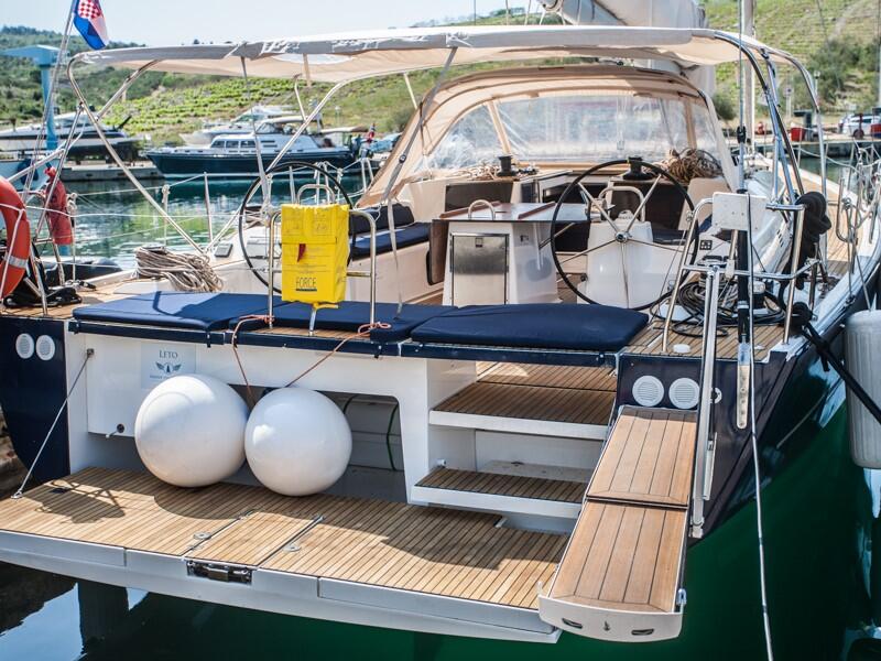 Sailing yacht 