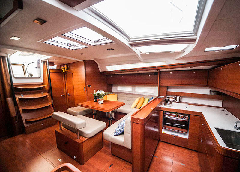 Sailing yacht 