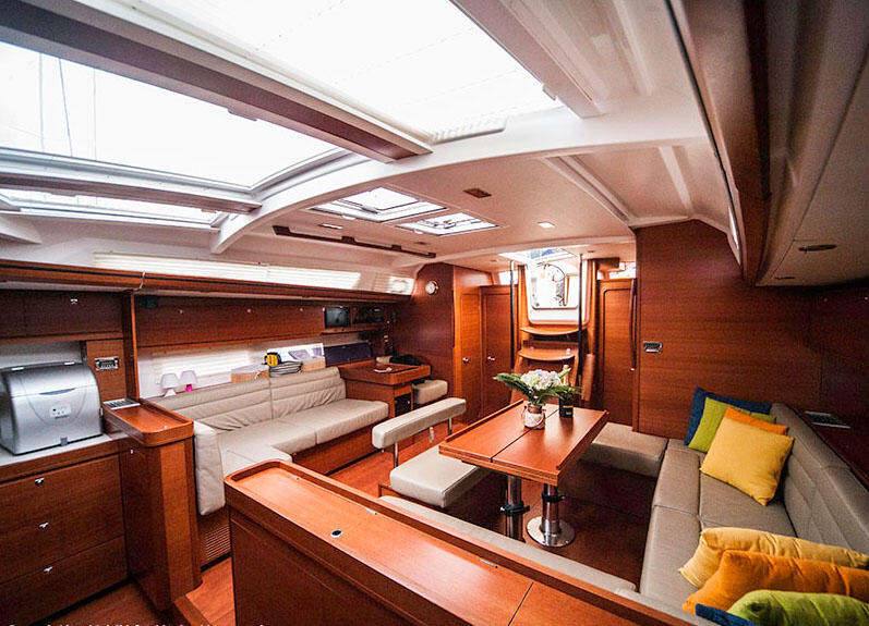 Sailing yacht 