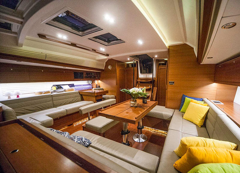 Sailing yacht 