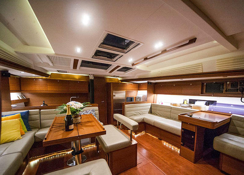 Sailing yacht 