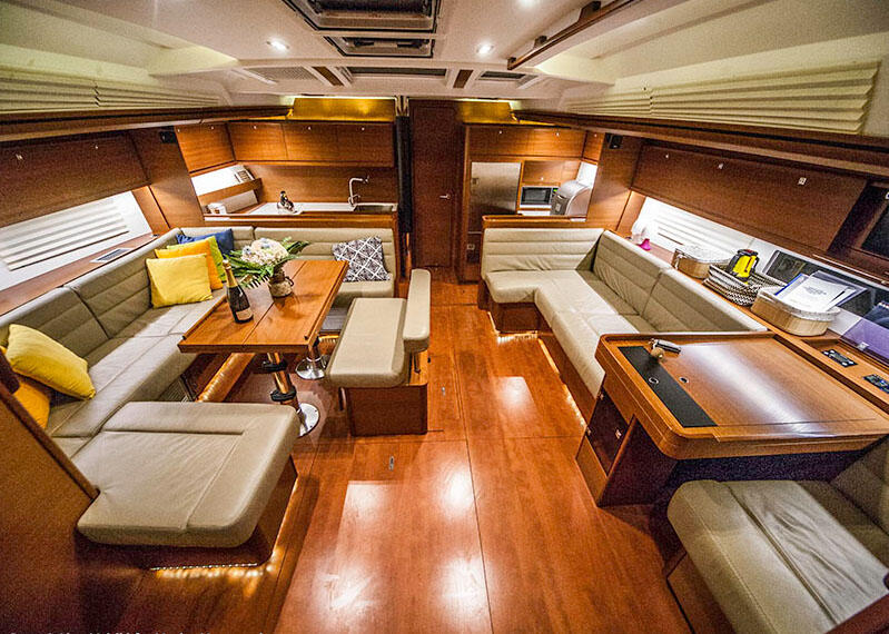 Sailing yacht 