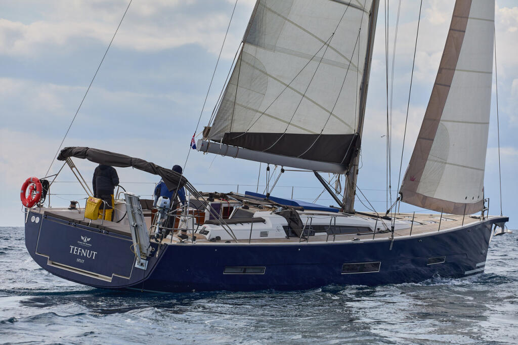 Sailing yacht 