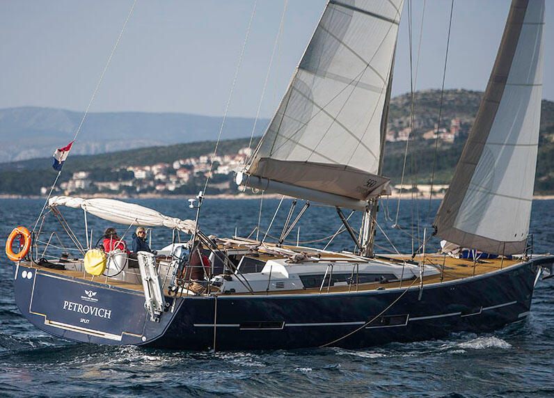 Sailing yacht 