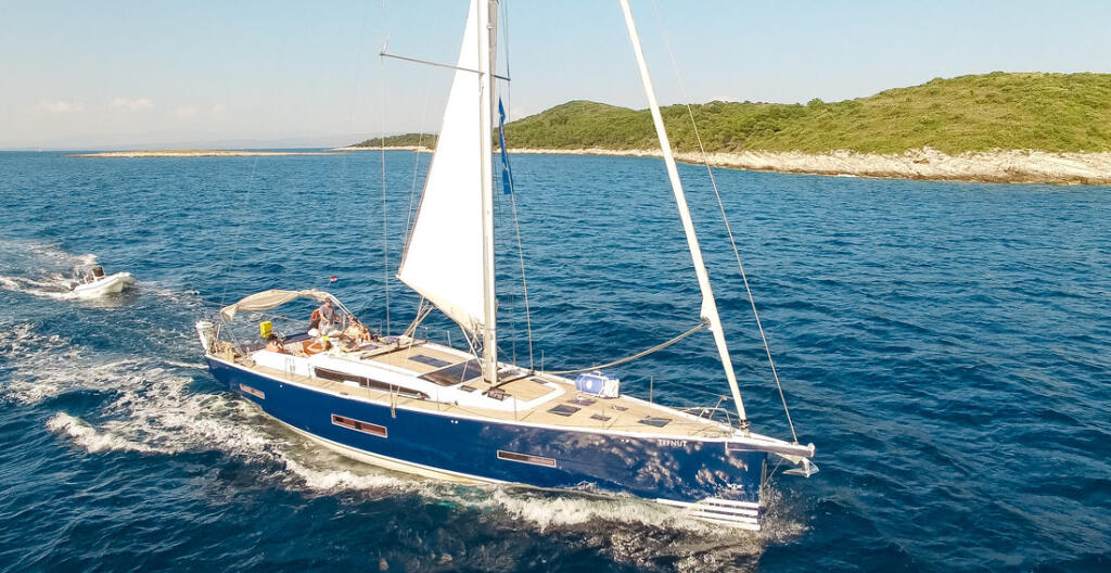 Sailing yacht 