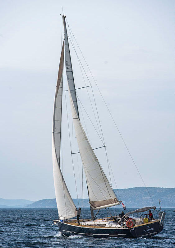 Sailing yacht 