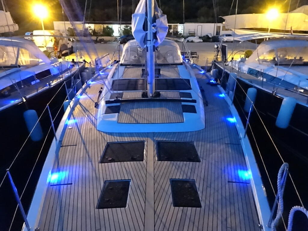 Sailing yacht 
