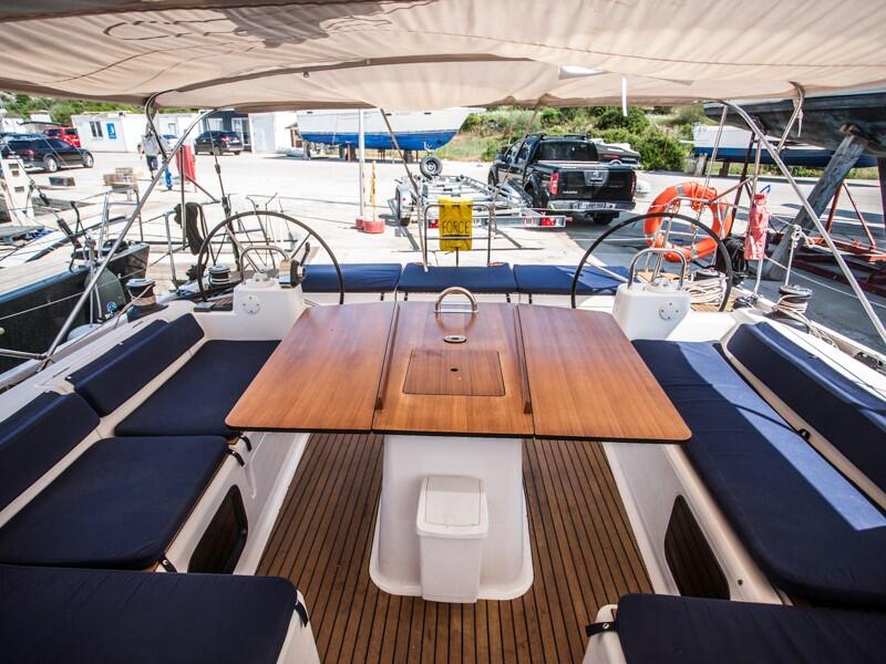 Sailing yacht 