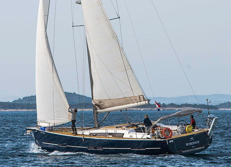 Sailing yacht 