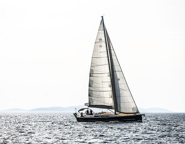 Sailing yacht 