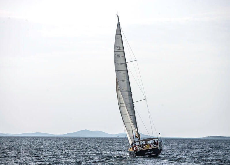 Sailing yacht 