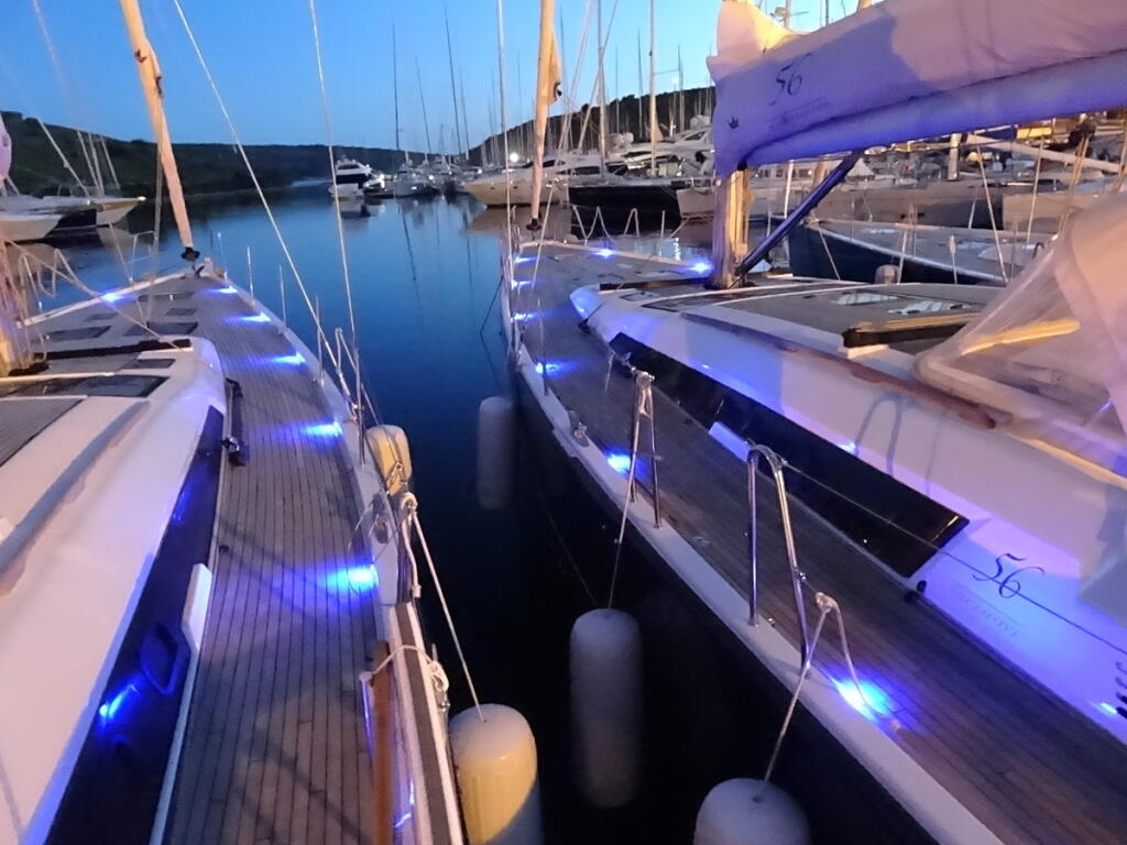 Sailing yacht 